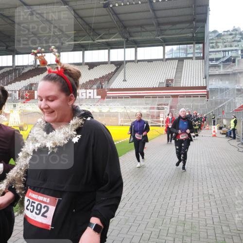 07.12.2025 - St. Pauli X-Mass-Run No. 15 Fabian Wolf http://msf.ph/oto/9398596 07.12.2025 10:52:09 Ziel 27, 2287, 2289, 2592, 2661, 4550, 4864, 4865, 4866, 4879, 4880 meine-sportfotos.de