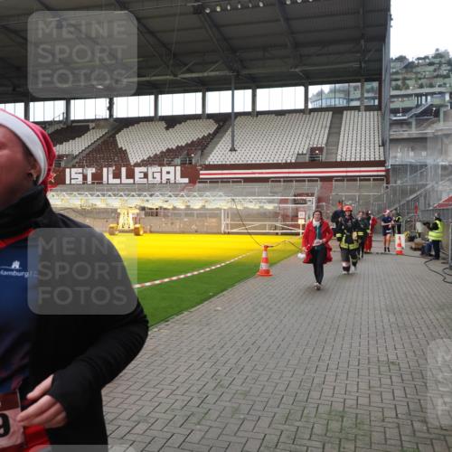 07.12.2025 - St. Pauli X-Mass-Run No. 15 Fabian Wolf http://msf.ph/oto/9398610 07.12.2025 10:52:12 Ziel 27, 499, 506, 654, 931, 1098, 2287, 2289, 2592, 2661, 4550, 4864, 4865, 4866, 4879, 4880 meine-sportfotos.de