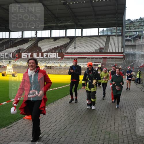 07.12.2025 - St. Pauli X-Mass-Run No. 15 Fabian Wolf http://msf.ph/oto/9398618 07.12.2025 10:52:17 Ziel 27, 499, 506, 654, 931, 1098, 2592, 2661, 4797, 4864, 4865, 4866, 4879, 4880, 4882 meine-sportfotos.de