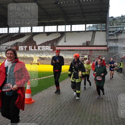 07.12.2025 - St. Pauli X-Mass-Run No. 15 Fabian Wolf http://msf.ph/oto/9398620 07.12.2025 10:52:17 Ziel 27, 499, 506, 654, 931, 1098, 2592, 2661, 4797, 4864, 4865, 4866, 4879, 4880, 4882 meine-sportfotos.de
