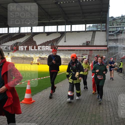 07.12.2025 - St. Pauli X-Mass-Run No. 15 Fabian Wolf http://msf.ph/oto/9398621 07.12.2025 10:52:18 Ziel 27, 499, 506, 654, 931, 1098, 2661, 4797, 4864, 4865, 4866, 4879, 4880, 4882 meine-sportfotos.de