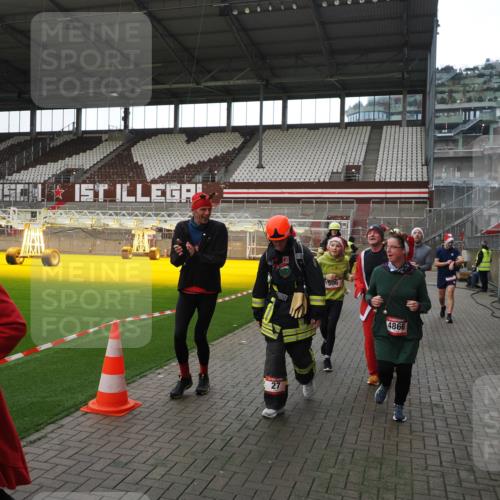 07.12.2025 - St. Pauli X-Mass-Run No. 15 Fabian Wolf http://msf.ph/oto/9398622 07.12.2025 10:52:18 Ziel 27, 499, 506, 654, 931, 1098, 2661, 4797, 4864, 4865, 4866, 4879, 4880, 4882 meine-sportfotos.de