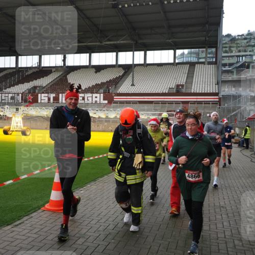 07.12.2025 - St. Pauli X-Mass-Run No. 15 Fabian Wolf http://msf.ph/oto/9398625 07.12.2025 10:52:18 Ziel 27, 499, 506, 654, 931, 1098, 2661, 4797, 4864, 4865, 4866, 4879, 4880, 4882 meine-sportfotos.de