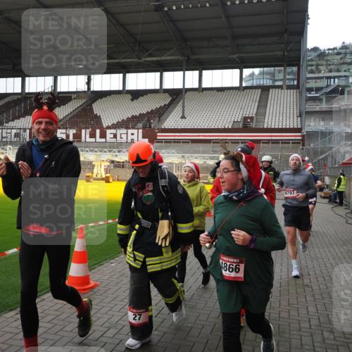 07.12.2025 - St. Pauli X-Mass-Run No. 15 Fabian Wolf http://msf.ph/oto/9398627 07.12.2025 10:52:19 Ziel 27, 499, 506, 654, 931, 1098, 4797, 4864, 4865, 4866, 4879, 4880, 4882 meine-sportfotos.de