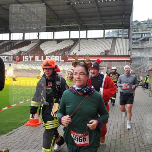 07.12.2025 - St. Pauli X-Mass-Run No. 15 Fabian Wolf http://msf.ph/oto/9398629 07.12.2025 10:52:19 Ziel 27, 499, 506, 654, 931, 1098, 4797, 4864, 4865, 4866, 4879, 4880, 4882 meine-sportfotos.de