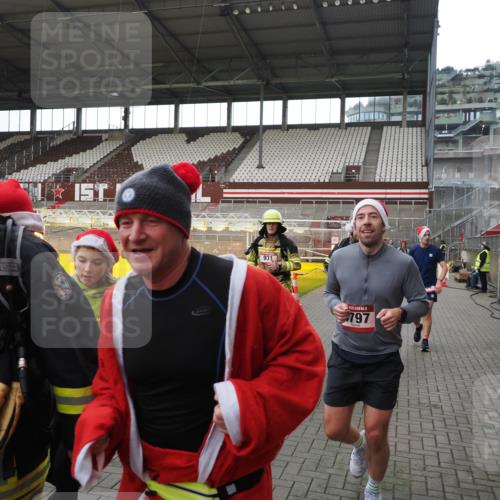 07.12.2025 - St. Pauli X-Mass-Run No. 15 Fabian Wolf http://msf.ph/oto/9398633 07.12.2025 10:52:20 Ziel 27, 499, 506, 654, 931, 1098, 4797, 4864, 4865, 4866, 4879, 4880, 4882 meine-sportfotos.de