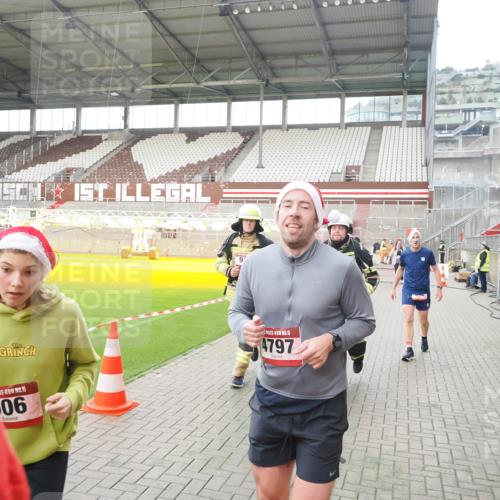 07.12.2025 - St. Pauli X-Mass-Run No. 15 Fabian Wolf http://msf.ph/oto/9398635 07.12.2025 10:52:20 Ziel 27, 499, 506, 654, 931, 1098, 4797, 4864, 4865, 4866, 4879, 4880, 4882 meine-sportfotos.de