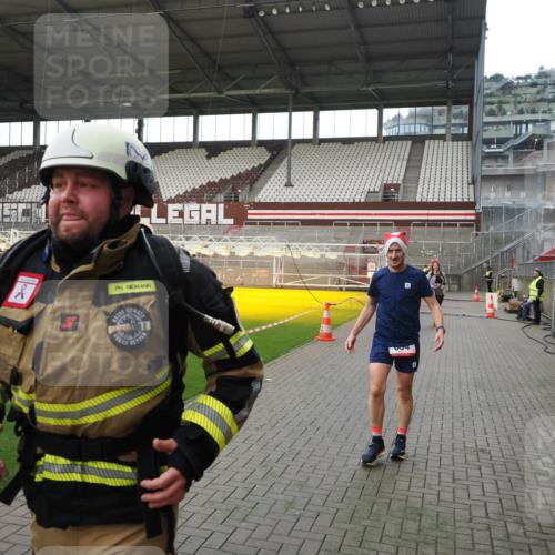 07.12.2025 - St. Pauli X-Mass-Run No. 15 Fabian Wolf http://msf.ph/oto/9398644 07.12.2025 10:52:22 Ziel 27, 499, 506, 654, 931, 1098, 4797, 4864, 4866, 4882 meine-sportfotos.de