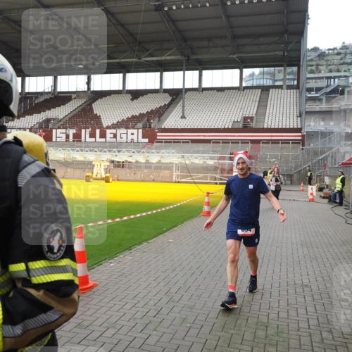 07.12.2025 - St. Pauli X-Mass-Run No. 15 Fabian Wolf http://msf.ph/oto/9398645 07.12.2025 10:52:22 Ziel 27, 499, 506, 654, 931, 1098, 4797, 4864, 4866, 4882 meine-sportfotos.de