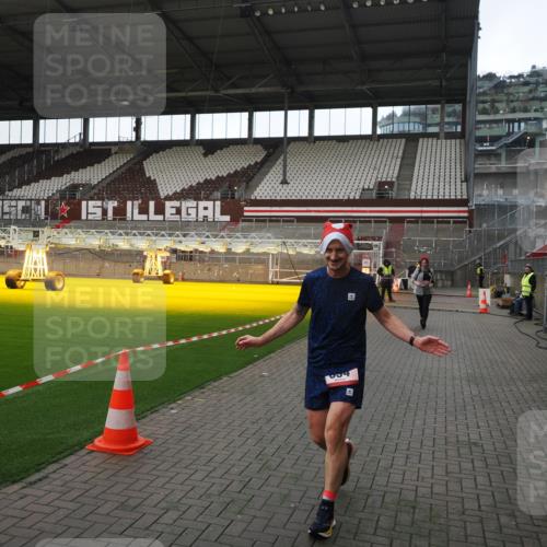 07.12.2025 - St. Pauli X-Mass-Run No. 15 Fabian Wolf http://msf.ph/oto/9398648 07.12.2025 10:52:23 Ziel 27, 499, 506, 654, 931, 1098, 4797, 4864, 4866, 4882 meine-sportfotos.de
