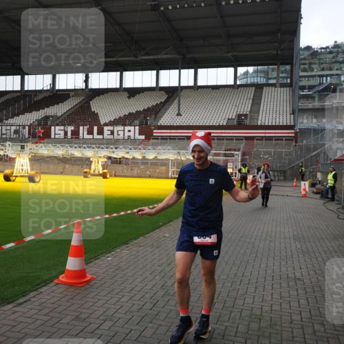 07.12.2025 - St. Pauli X-Mass-Run No. 15 Fabian Wolf http://msf.ph/oto/9398649 07.12.2025 10:52:23 Ziel 27, 499, 506, 654, 931, 1098, 4797, 4864, 4866, 4882 meine-sportfotos.de