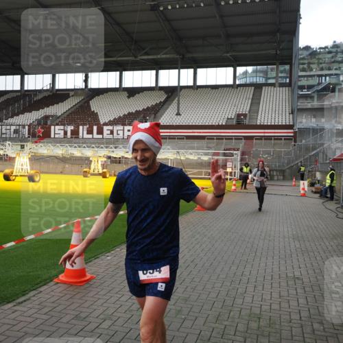 07.12.2025 - St. Pauli X-Mass-Run No. 15 Fabian Wolf http://msf.ph/oto/9398652 07.12.2025 10:52:24 Ziel 27, 499, 506, 654, 931, 1098, 4797, 4864, 4866, 4882 meine-sportfotos.de