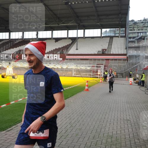 07.12.2025 - St. Pauli X-Mass-Run No. 15 Fabian Wolf http://msf.ph/oto/9398654 07.12.2025 10:52:24 Ziel 27, 499, 506, 654, 931, 1098, 4797, 4864, 4866, 4882 meine-sportfotos.de