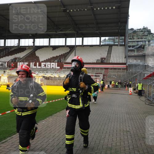 07.12.2025 - St. Pauli X-Mass-Run No. 15 Fabian Wolf http://msf.ph/oto/9398685 07.12.2025 10:52:50 Ziel 176, 262, 1305, 4859 meine-sportfotos.de