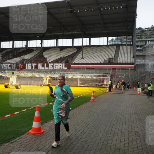07.12.2025 - St. Pauli X-Mass-Run No. 15 Fabian Wolf http://msf.ph/oto/9398694 07.12.2025 10:52:54 Ziel 176, 262, 1305, 2673, 4859 meine-sportfotos.de