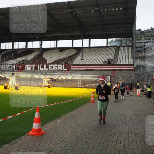 07.12.2025 - St. Pauli X-Mass-Run No. 15 Fabian Wolf http://msf.ph/oto/9398697 07.12.2025 10:53:01 Ziel 176, 262, 500, 504, 507, 510, 2673, 4859 meine-sportfotos.de