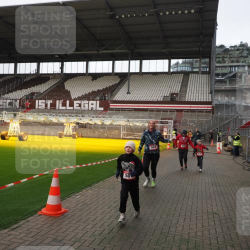 07.12.2025 - St. Pauli X-Mass-Run No. 15 Fabian Wolf http://msf.ph/oto/9398704 07.12.2025 10:53:05 Ziel 500, 504, 507, 510, 1684, 2673 meine-sportfotos.de