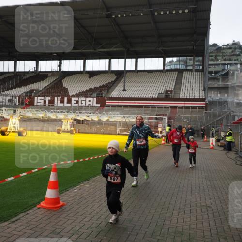 07.12.2025 - St. Pauli X-Mass-Run No. 15 Fabian Wolf http://msf.ph/oto/9398705 07.12.2025 10:53:06 Ziel 500, 504, 507, 510, 1684, 2673 meine-sportfotos.de
