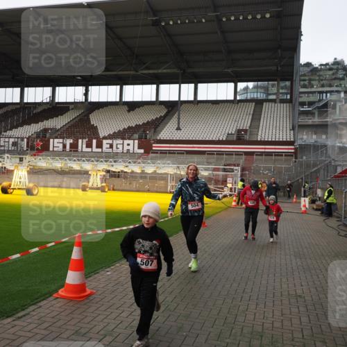07.12.2025 - St. Pauli X-Mass-Run No. 15 Fabian Wolf http://msf.ph/oto/9398706 07.12.2025 10:53:06 Ziel 500, 504, 507, 510, 1684, 2673 meine-sportfotos.de