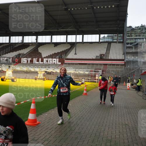 07.12.2025 - St. Pauli X-Mass-Run No. 15 Fabian Wolf http://msf.ph/oto/9398708 07.12.2025 10:53:07 Ziel 500, 504, 507, 510, 1684, 2673 meine-sportfotos.de