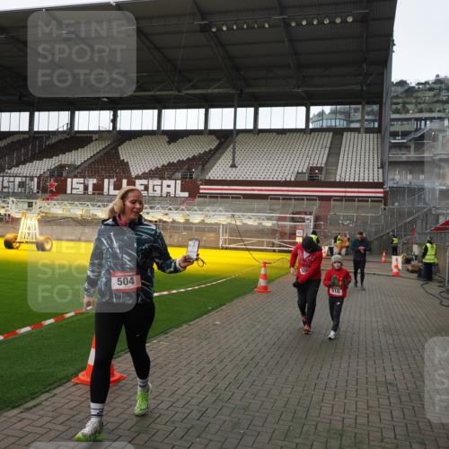 07.12.2025 - St. Pauli X-Mass-Run No. 15 Fabian Wolf http://msf.ph/oto/9398711 07.12.2025 10:53:07 Ziel 500, 504, 507, 510, 1684, 2673 meine-sportfotos.de