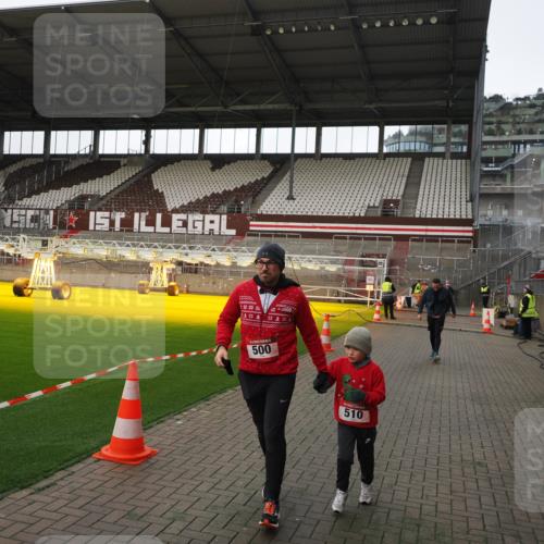 07.12.2025 - St. Pauli X-Mass-Run No. 15 Fabian Wolf http://msf.ph/oto/9398712 07.12.2025 10:53:09 Ziel 500, 504, 507, 510, 1684, 2673 meine-sportfotos.de