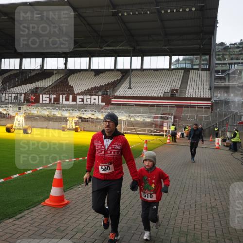 07.12.2025 - St. Pauli X-Mass-Run No. 15 Fabian Wolf http://msf.ph/oto/9398713 07.12.2025 10:53:09 Ziel 500, 504, 507, 510, 1684, 2673 meine-sportfotos.de