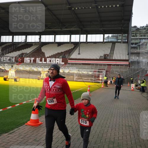 07.12.2025 - St. Pauli X-Mass-Run No. 15 Fabian Wolf http://msf.ph/oto/9398714 07.12.2025 10:53:09 Ziel 500, 504, 507, 510, 1684, 2673 meine-sportfotos.de