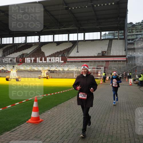 07.12.2025 - St. Pauli X-Mass-Run No. 15 Fabian Wolf http://msf.ph/oto/9398724 07.12.2025 10:53:23 Ziel 546, 1684, 3128 meine-sportfotos.de
