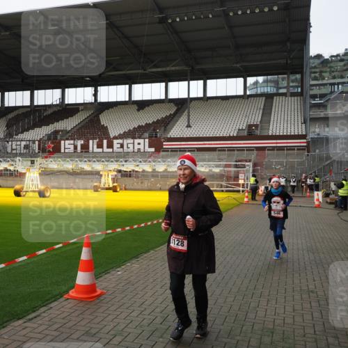 07.12.2025 - St. Pauli X-Mass-Run No. 15 Fabian Wolf http://msf.ph/oto/9398725 07.12.2025 10:53:23 Ziel 546, 1684, 3128 meine-sportfotos.de