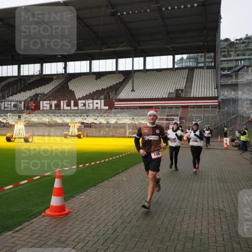 07.12.2025 - St. Pauli X-Mass-Run No. 15 Fabian Wolf http://msf.ph/oto/9398737 07.12.2025 10:53:31 Ziel 106, 546, 1679, 1680, 1681, 1682, 1683, 3128 meine-sportfotos.de