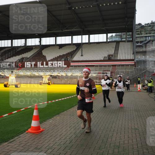07.12.2025 - St. Pauli X-Mass-Run No. 15 Fabian Wolf http://msf.ph/oto/9398738 07.12.2025 10:53:31 Ziel 106, 546, 1679, 1680, 1681, 1682, 1683, 3128 meine-sportfotos.de