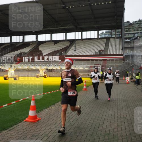 07.12.2025 - St. Pauli X-Mass-Run No. 15 Fabian Wolf http://msf.ph/oto/9398739 07.12.2025 10:53:32 Ziel 106, 546, 1679, 1680, 1681, 1682, 1683 meine-sportfotos.de
