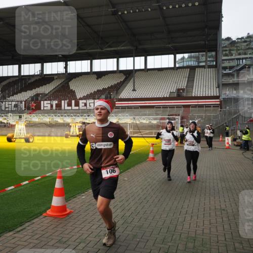 07.12.2025 - St. Pauli X-Mass-Run No. 15 Fabian Wolf http://msf.ph/oto/9398740 07.12.2025 10:53:32 Ziel 106, 546, 1679, 1680, 1681, 1682, 1683 meine-sportfotos.de