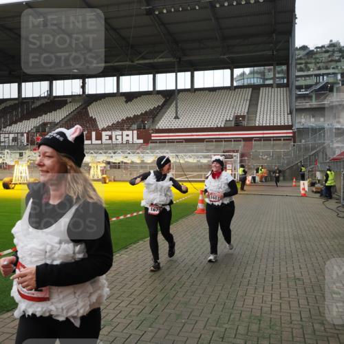 07.12.2025 - St. Pauli X-Mass-Run No. 15 Fabian Wolf http://msf.ph/oto/9398753 07.12.2025 10:53:39 Ziel 106, 1679, 1680, 1681, 1682, 1683 meine-sportfotos.de