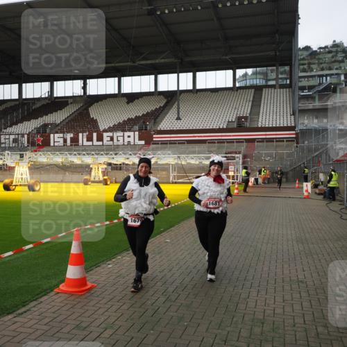 07.12.2025 - St. Pauli X-Mass-Run No. 15 Fabian Wolf http://msf.ph/oto/9398755 07.12.2025 10:53:39 Ziel 106, 1679, 1680, 1681, 1682, 1683 meine-sportfotos.de