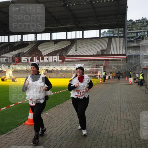 07.12.2025 - St. Pauli X-Mass-Run No. 15 Fabian Wolf http://msf.ph/oto/9398758 07.12.2025 10:53:40 Ziel 106, 1478, 1679, 1680, 1681, 1682, 1683 meine-sportfotos.de