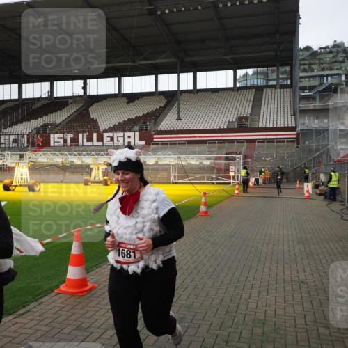07.12.2025 - St. Pauli X-Mass-Run No. 15 Fabian Wolf http://msf.ph/oto/9398761 07.12.2025 10:53:41 Ziel 106, 1478, 1679, 1680, 1681, 1682, 1683 meine-sportfotos.de