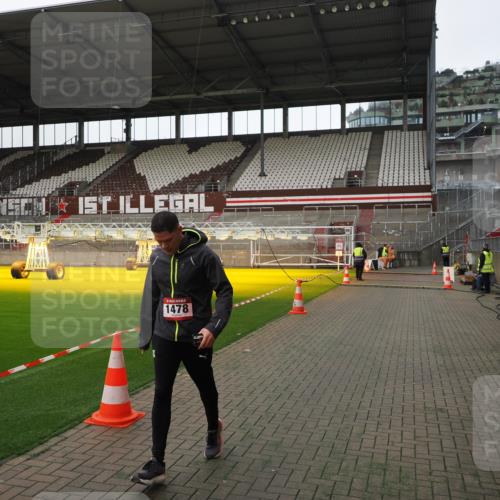07.12.2025 - St. Pauli X-Mass-Run No. 15 Fabian Wolf http://msf.ph/oto/9398771 07.12.2025 10:53:47 Ziel 1478, 1679, 1681, 1682 meine-sportfotos.de