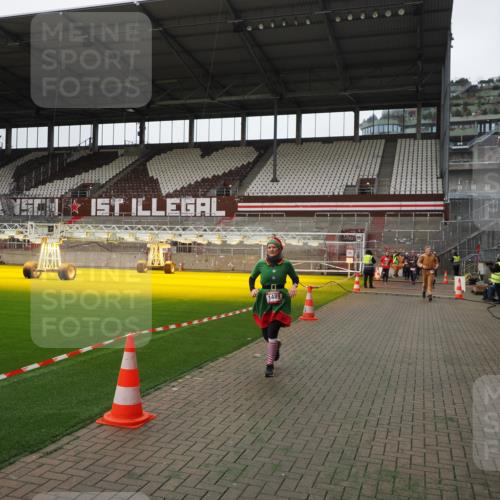 07.12.2025 - St. Pauli X-Mass-Run No. 15 Fabian Wolf http://msf.ph/oto/9398784 07.12.2025 10:54:27 Ziel 656, 1489, 2358, 2360, 2832 meine-sportfotos.de