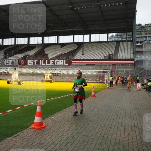07.12.2025 - St. Pauli X-Mass-Run No. 15 Fabian Wolf http://msf.ph/oto/9398785 07.12.2025 10:54:27 Ziel 656, 1489, 2358, 2360, 2832 meine-sportfotos.de