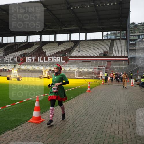 07.12.2025 - St. Pauli X-Mass-Run No. 15 Fabian Wolf http://msf.ph/oto/9398788 07.12.2025 10:54:28 Ziel 656, 1177, 1489, 2358, 2360, 2832 meine-sportfotos.de