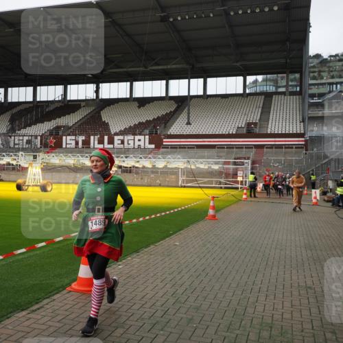 07.12.2025 - St. Pauli X-Mass-Run No. 15 Fabian Wolf http://msf.ph/oto/9398790 07.12.2025 10:54:28 Ziel 656, 1177, 1489, 2358, 2360, 2832 meine-sportfotos.de