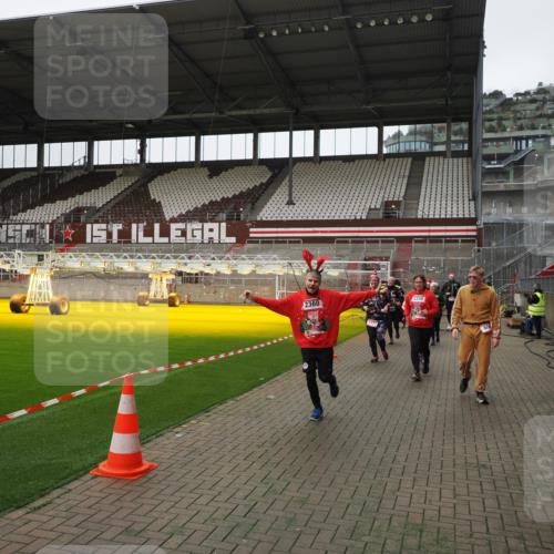 07.12.2025 - St. Pauli X-Mass-Run No. 15 Fabian Wolf http://msf.ph/oto/9398793 07.12.2025 10:54:34 Ziel 656, 1177, 1489, 2286, 2328, 2358, 2360, 2832, 3391, 3437 meine-sportfotos.de