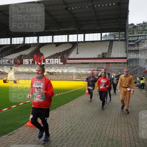 07.12.2025 - St. Pauli X-Mass-Run No. 15 Fabian Wolf http://msf.ph/oto/9398796 07.12.2025 10:54:35 Ziel 656, 1177, 1489, 2286, 2328, 2358, 2360, 2832, 3391, 3437 meine-sportfotos.de