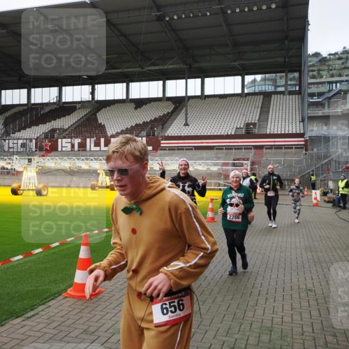 07.12.2025 - St. Pauli X-Mass-Run No. 15 Fabian Wolf http://msf.ph/oto/9398812 07.12.2025 10:54:38 Ziel 656, 692, 1177, 1489, 2286, 2328, 2358, 2360, 2832, 3391, 3437 meine-sportfotos.de