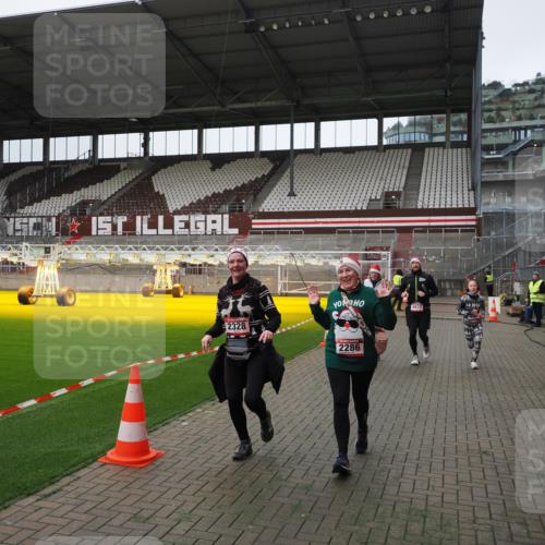 07.12.2025 - St. Pauli X-Mass-Run No. 15 Fabian Wolf http://msf.ph/oto/9398815 07.12.2025 10:54:39 Ziel 656, 692, 1177, 2286, 2328, 2358, 2360, 2832, 3391, 3437 meine-sportfotos.de