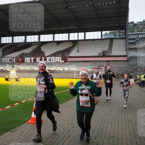 07.12.2025 - St. Pauli X-Mass-Run No. 15 Fabian Wolf http://msf.ph/oto/9398818 07.12.2025 10:54:40 Ziel 656, 692, 1177, 2286, 2328, 2358, 2360, 2832, 3391, 3437 meine-sportfotos.de