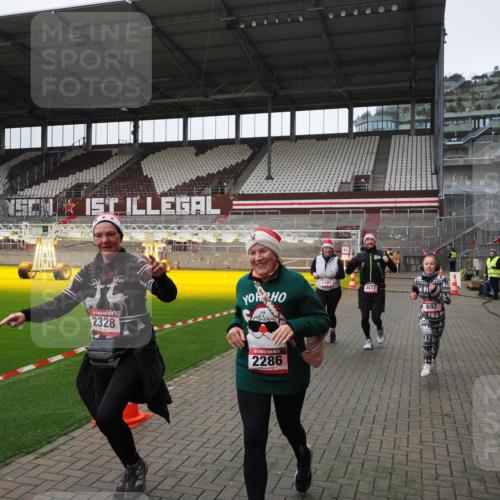07.12.2025 - St. Pauli X-Mass-Run No. 15 Fabian Wolf http://msf.ph/oto/9398819 07.12.2025 10:54:40 Ziel 656, 692, 1177, 2286, 2328, 2358, 2360, 2832, 3391, 3437 meine-sportfotos.de