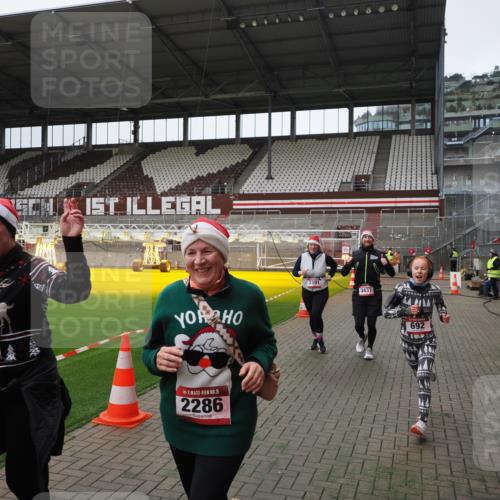 07.12.2025 - St. Pauli X-Mass-Run No. 15 Fabian Wolf http://msf.ph/oto/9398821 07.12.2025 10:54:40 Ziel 656, 692, 1177, 2286, 2328, 2358, 2360, 2832, 3391, 3437 meine-sportfotos.de